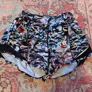 patterned lululemon hotty hot shorts 4” size 4